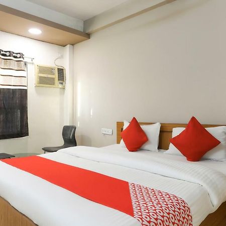 Oyo 43851 Hotel Virasat Māndu Eksteriør bilde