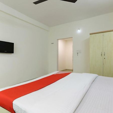 Oyo 43851 Hotel Virasat Māndu Eksteriør bilde