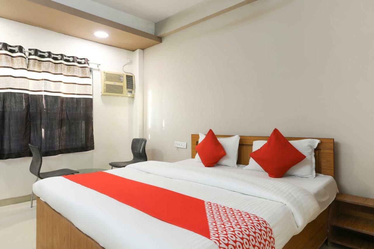 Oyo 43851 Hotel Virasat Māndu Eksteriør bilde