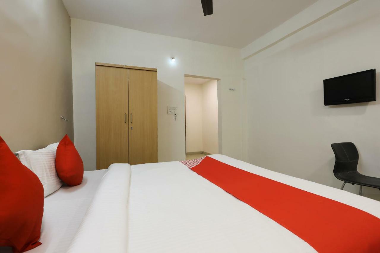 Oyo 43851 Hotel Virasat Māndu Eksteriør bilde