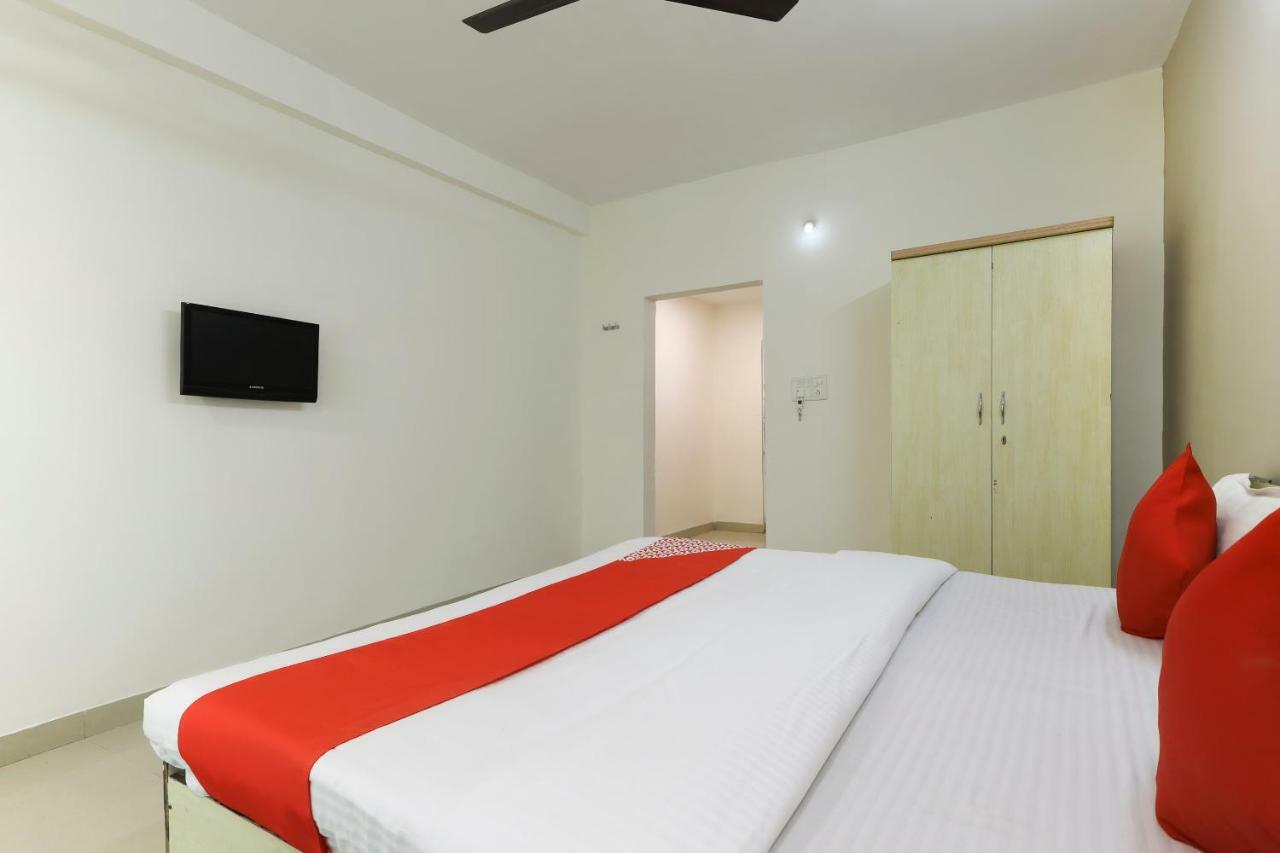 Oyo 43851 Hotel Virasat Māndu Eksteriør bilde