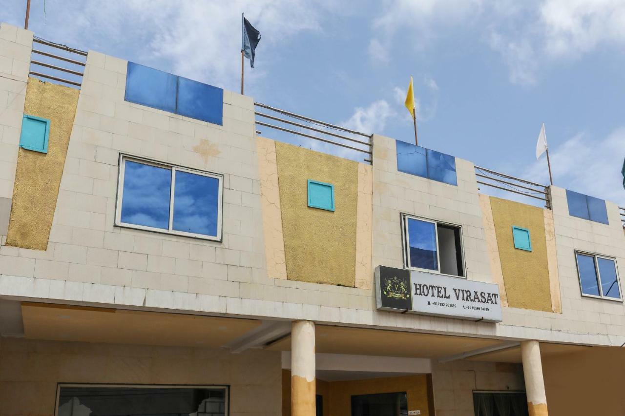 Oyo 43851 Hotel Virasat Māndu Eksteriør bilde