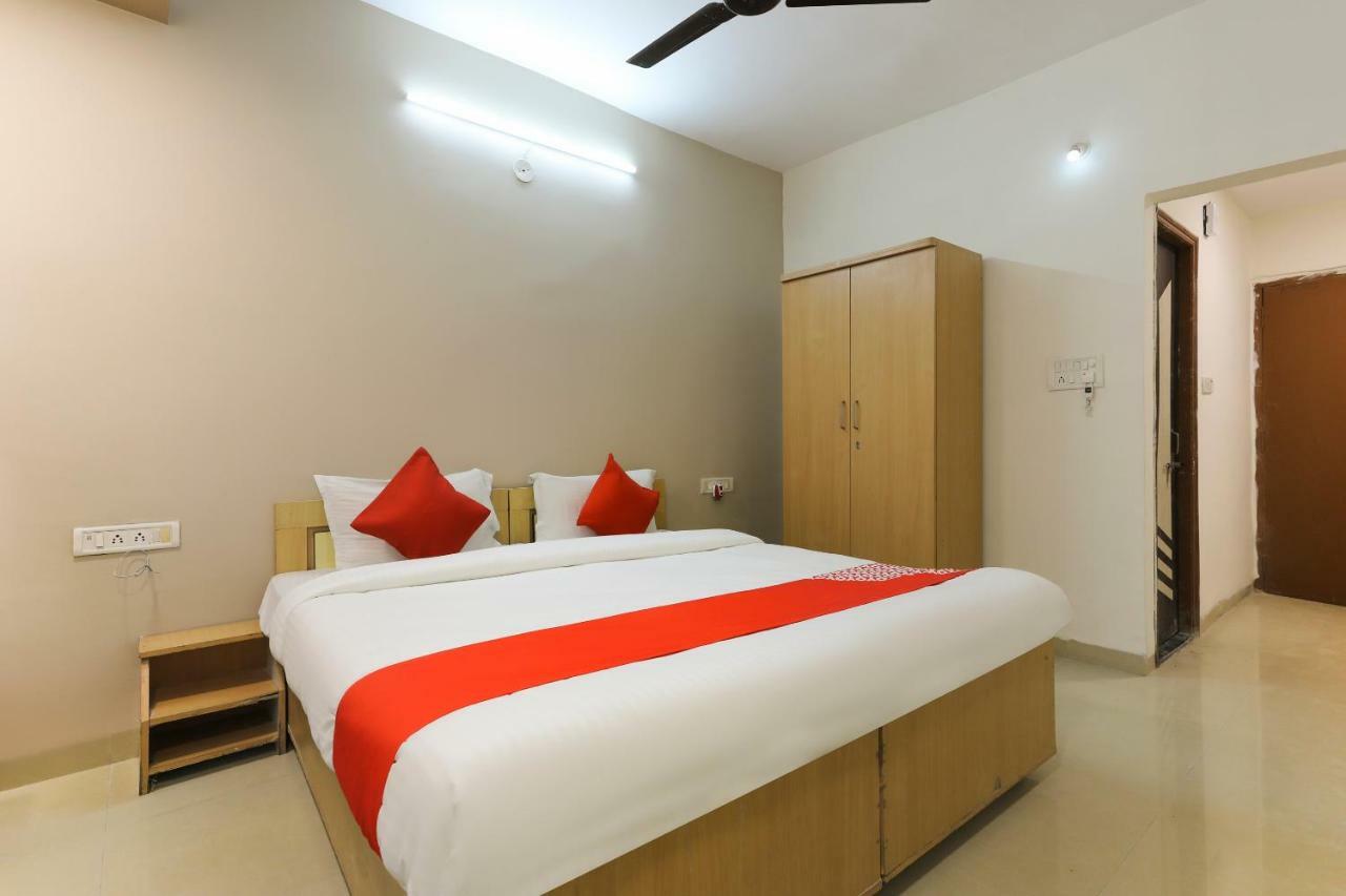 Oyo 43851 Hotel Virasat Māndu Eksteriør bilde