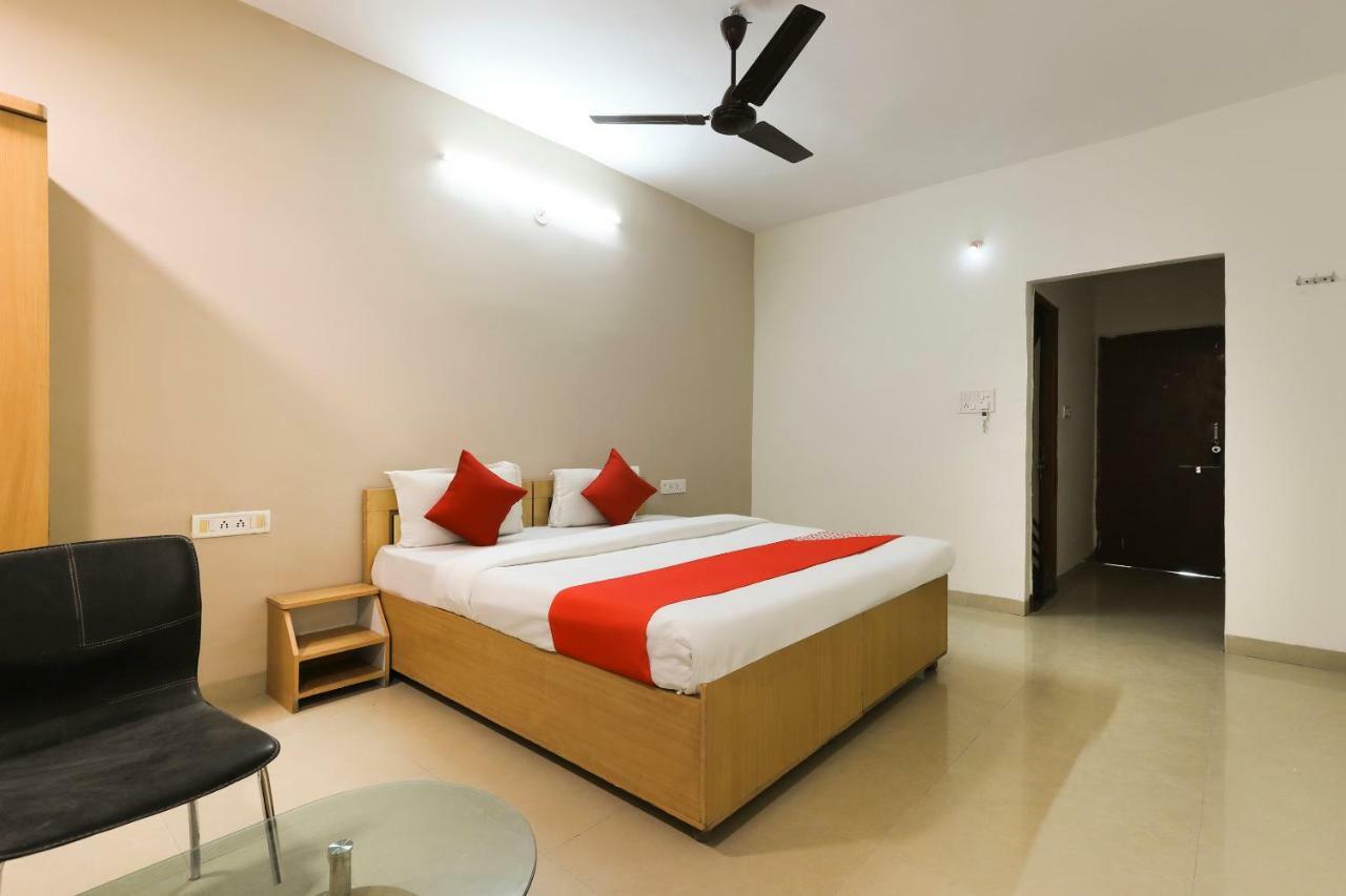 Oyo 43851 Hotel Virasat Māndu Eksteriør bilde