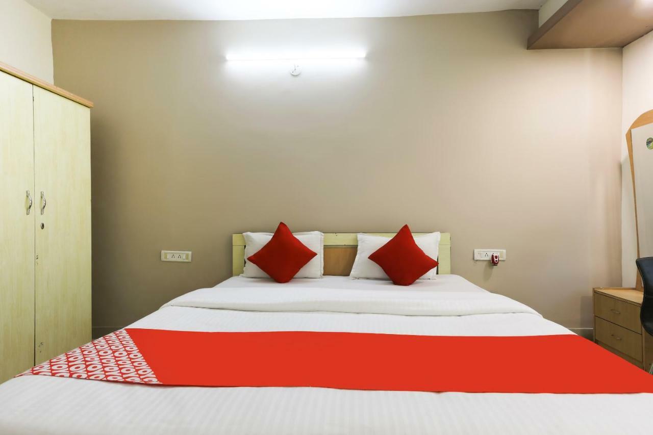 Oyo 43851 Hotel Virasat Māndu Eksteriør bilde