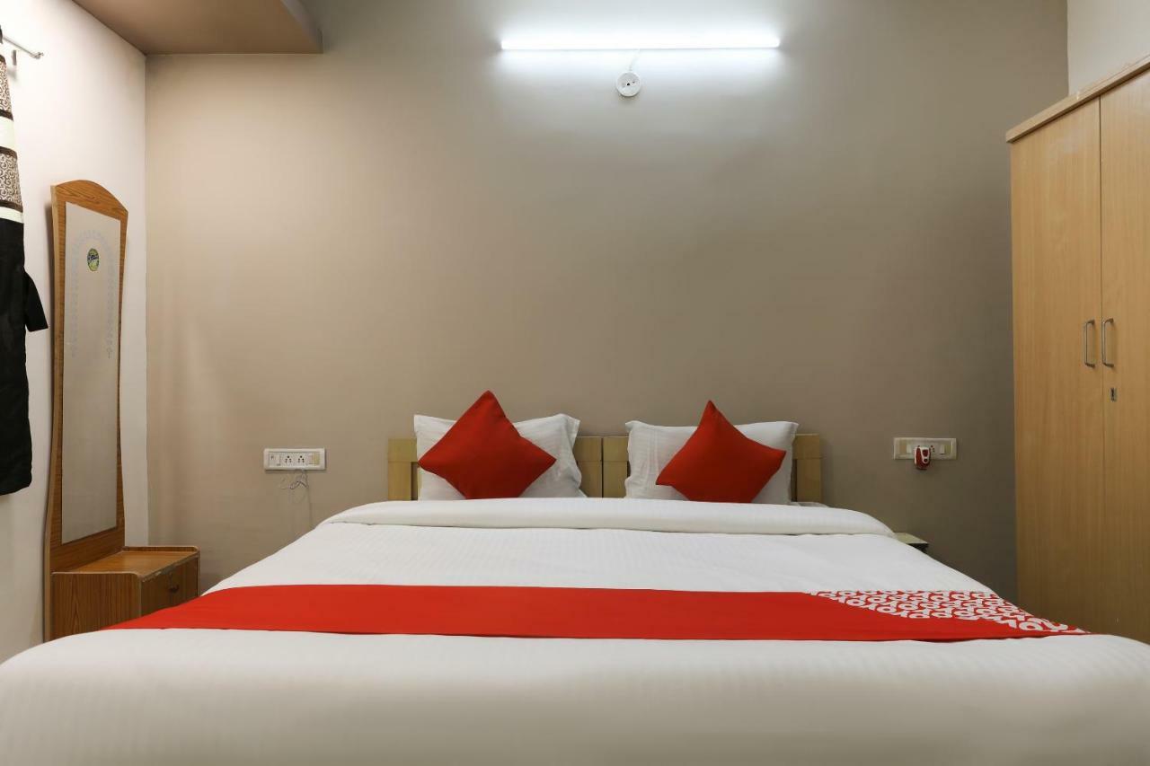 Oyo 43851 Hotel Virasat Māndu Eksteriør bilde