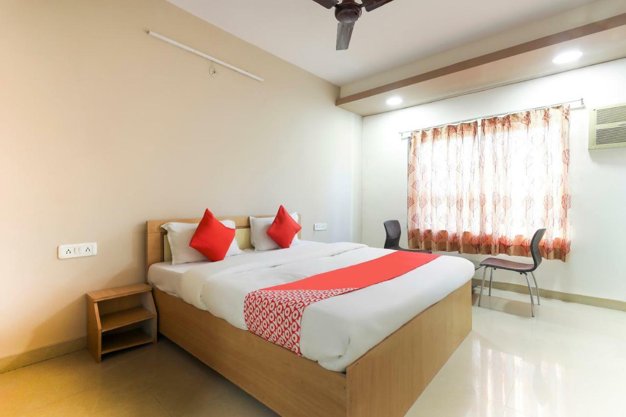 Oyo 43851 Hotel Virasat Māndu Eksteriør bilde