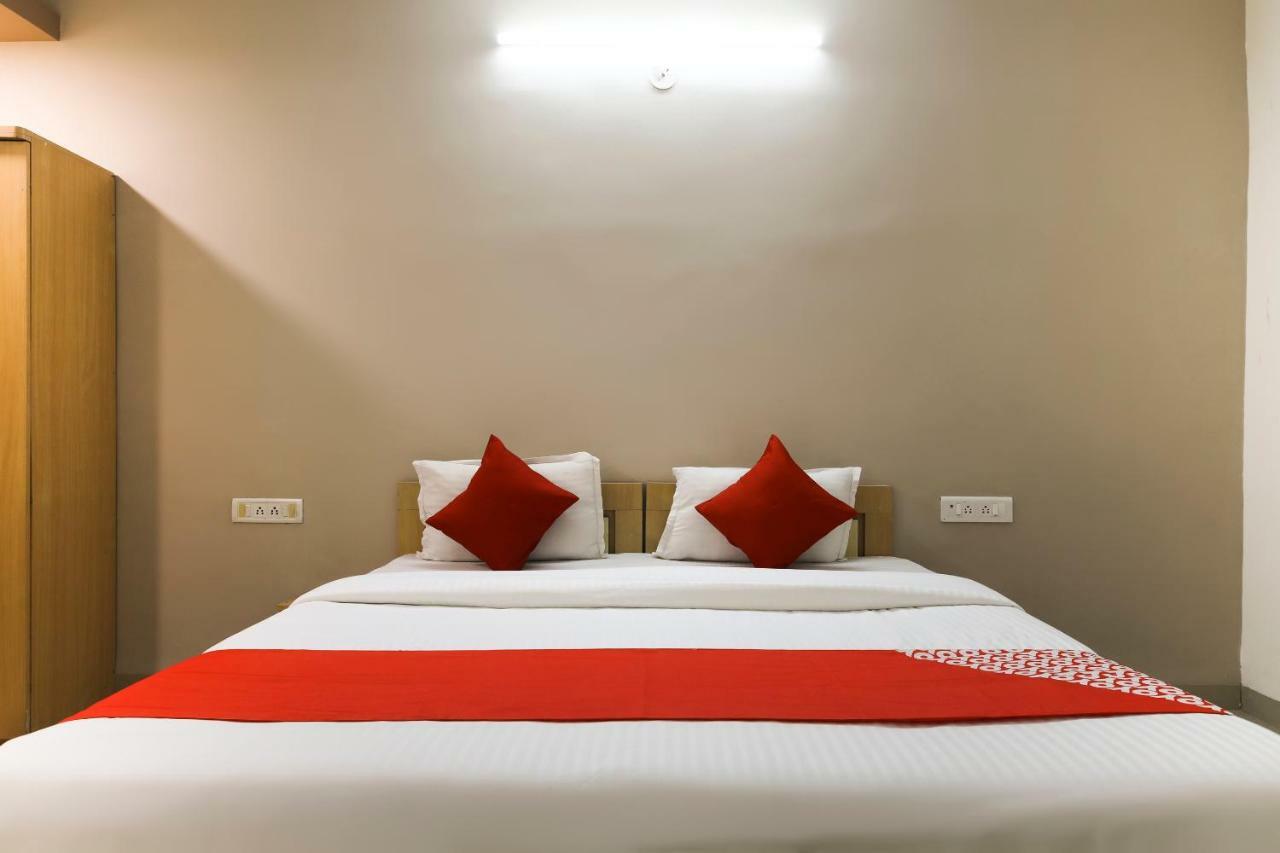 Oyo 43851 Hotel Virasat Māndu Eksteriør bilde