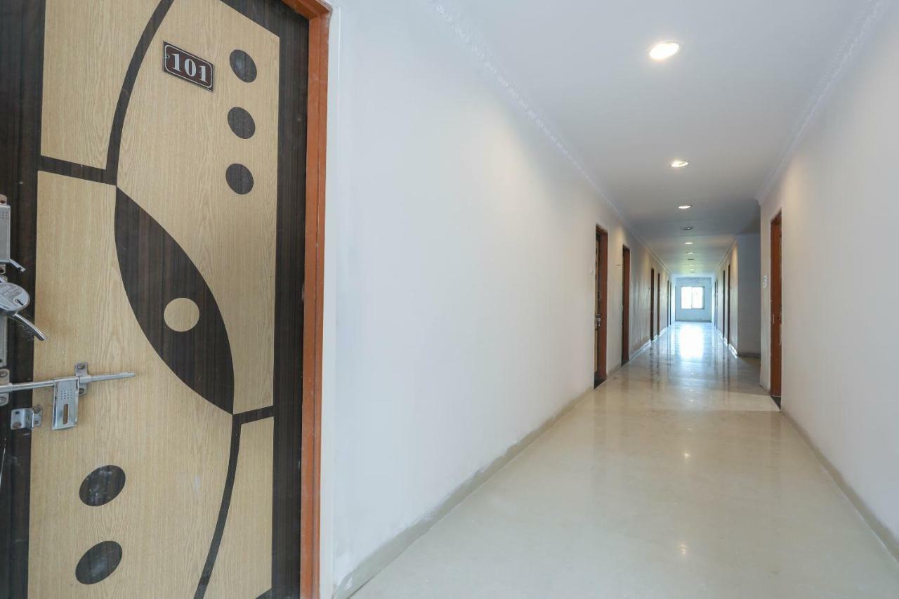 Oyo 43851 Hotel Virasat Māndu Eksteriør bilde
