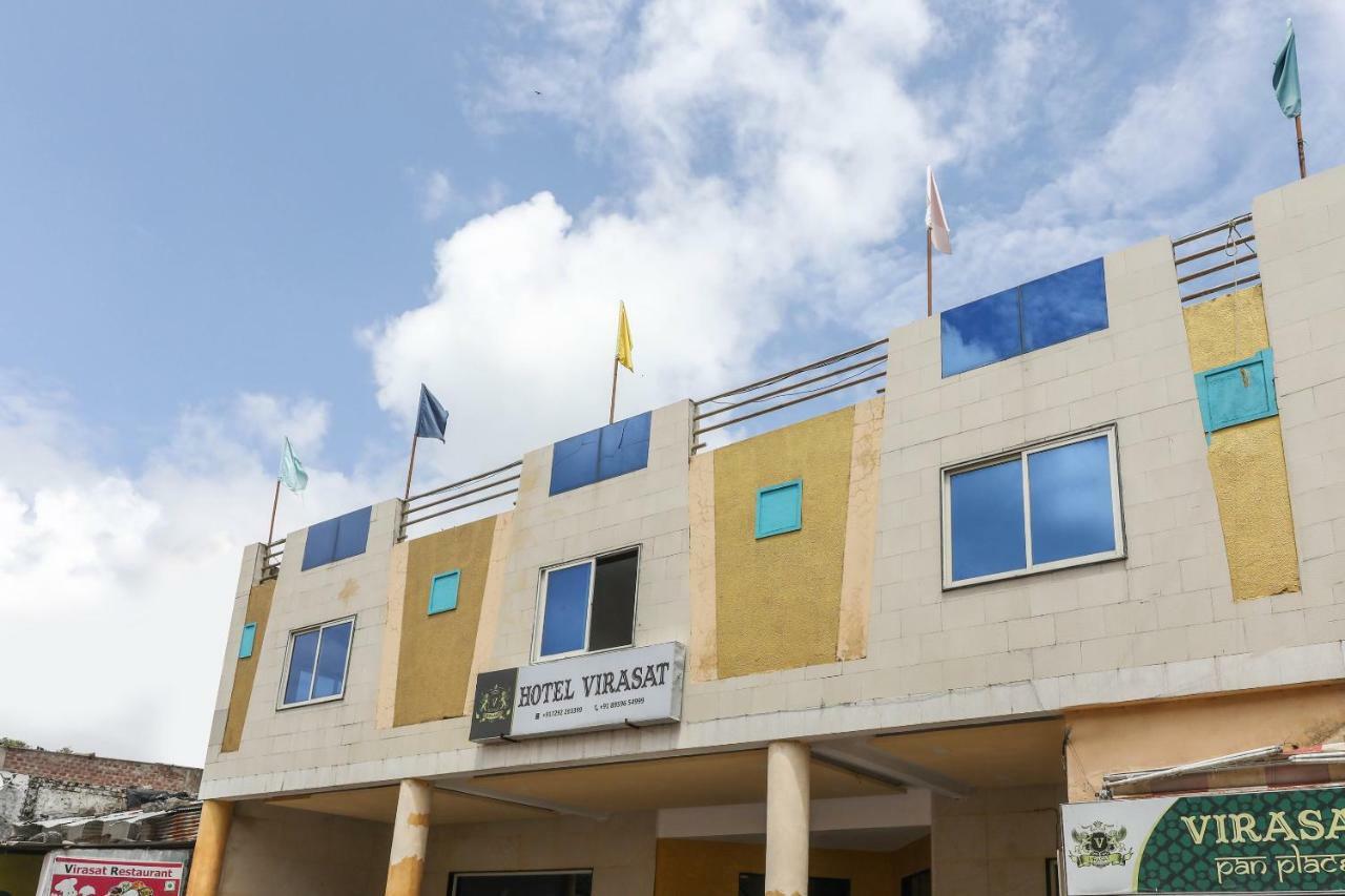 Oyo 43851 Hotel Virasat Māndu Eksteriør bilde