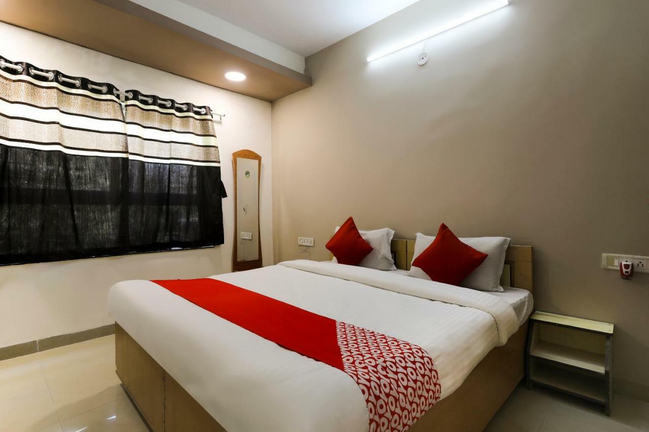 Oyo 43851 Hotel Virasat Māndu Eksteriør bilde