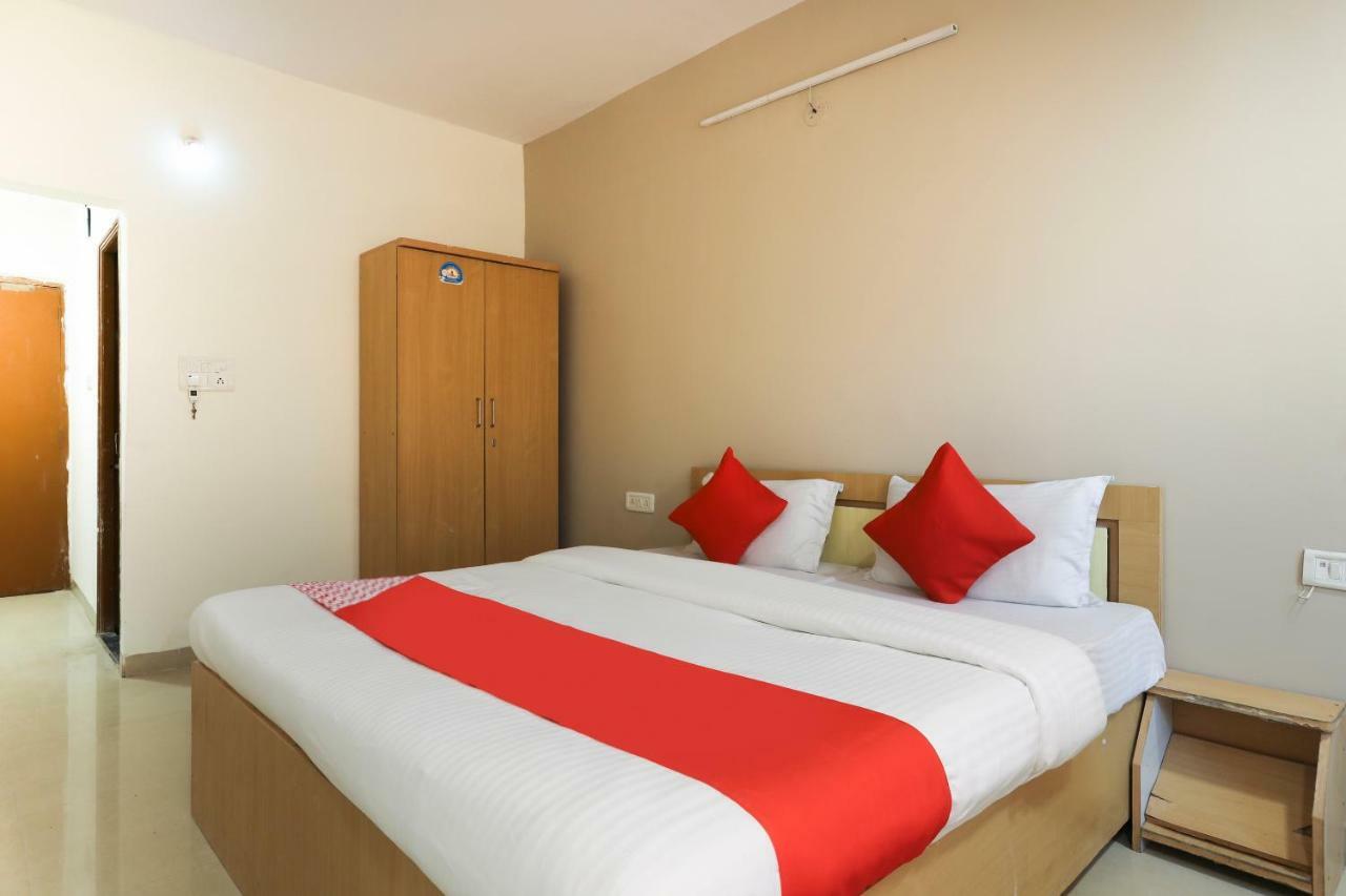 Oyo 43851 Hotel Virasat Māndu Eksteriør bilde