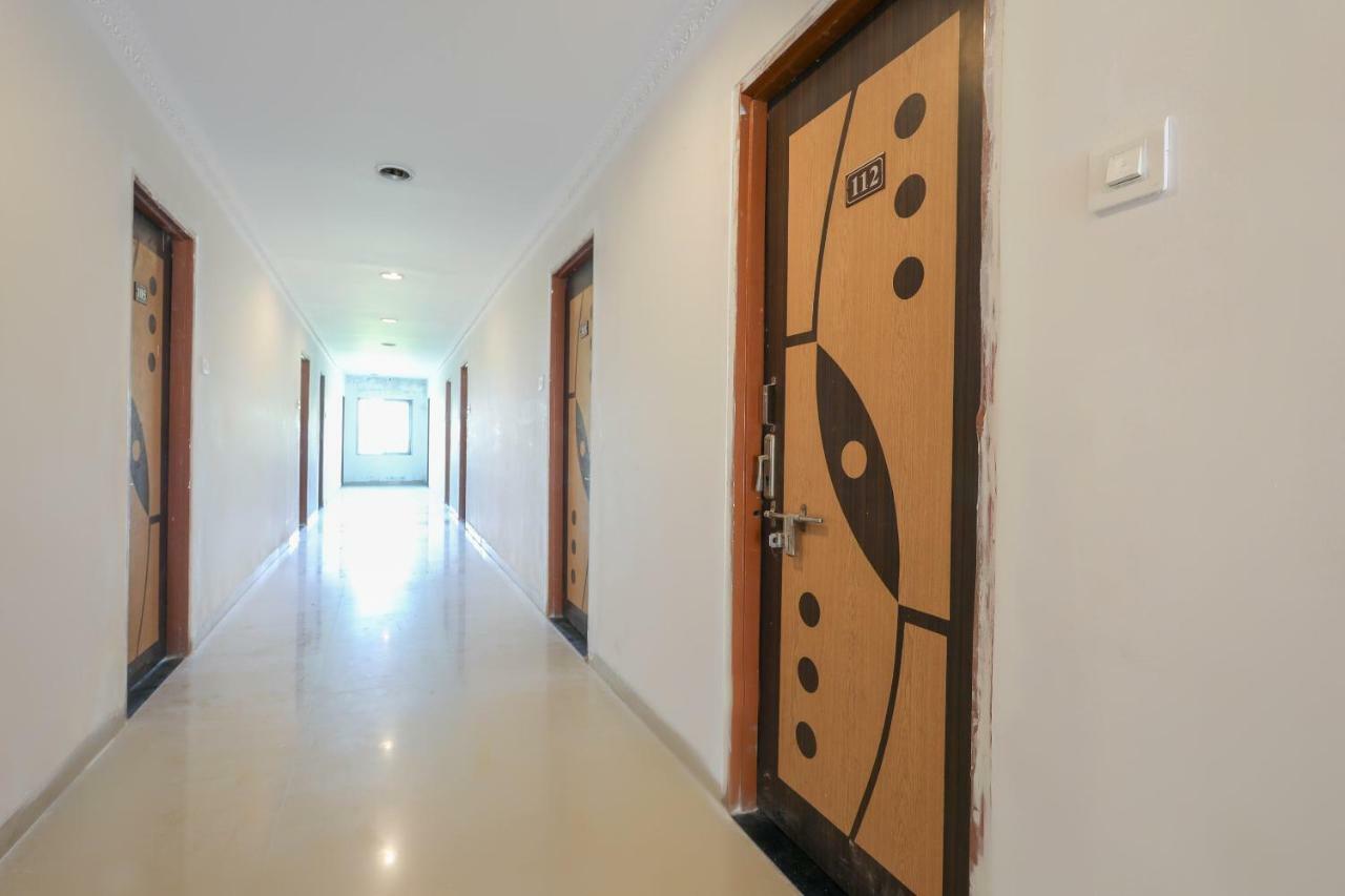 Oyo 43851 Hotel Virasat Māndu Eksteriør bilde