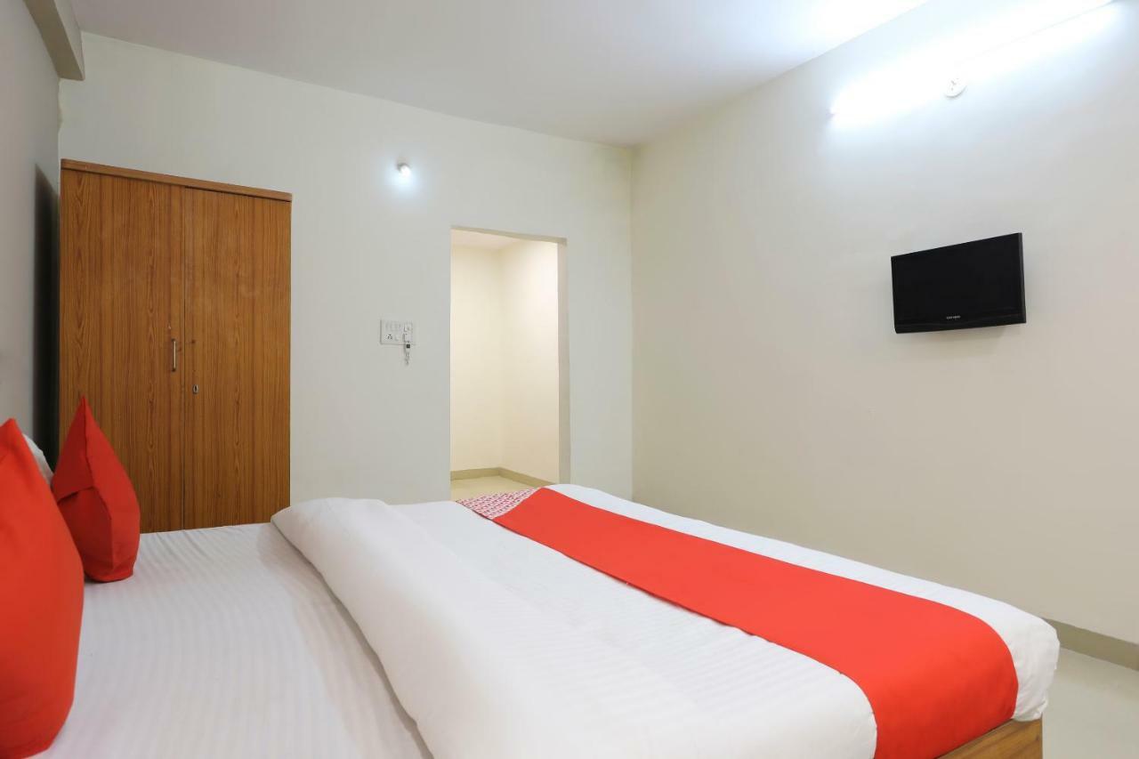 Oyo 43851 Hotel Virasat Māndu Eksteriør bilde