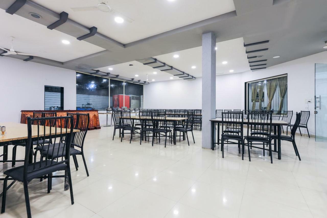 Oyo 43851 Hotel Virasat Māndu Eksteriør bilde